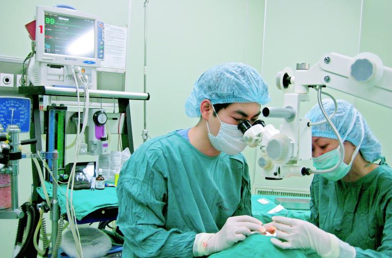 Nhìn mờ kéo dài, người đàn ông phát hiện bệnh lí nguy hiểm- Ảnh 1.