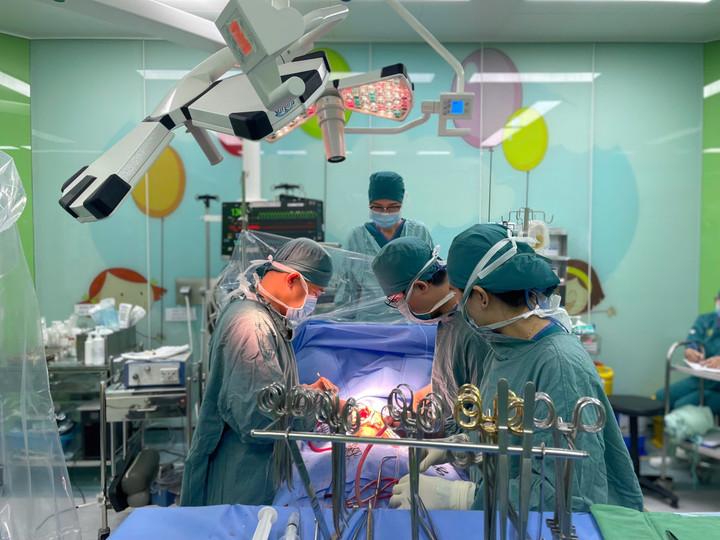 Ca mổ kịch tính cứu bé 5 tuổi hẹp khí quản kèm bệnh tim bẩm sinh hiếm gặp- Ảnh 1.