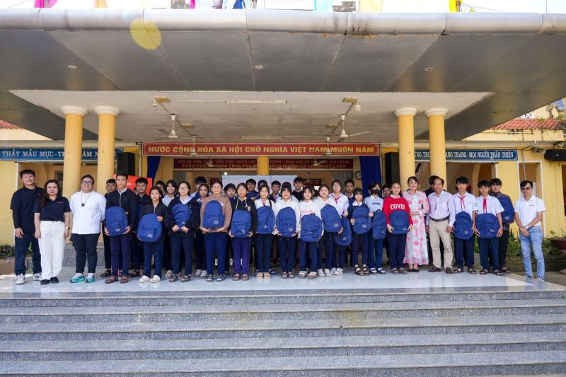MIA.vn × Larita và hành trình trao 1.000 balo giúp học sinh trở lại trường sau lũ- Ảnh 1.