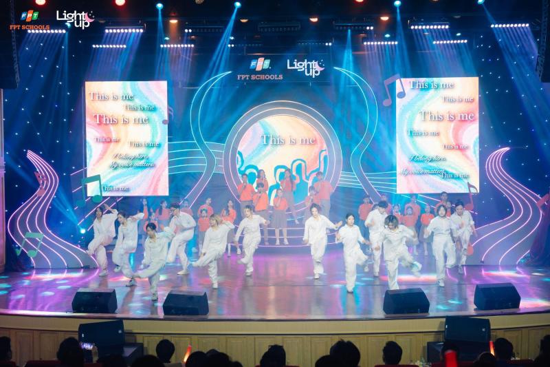 Chung kết toàn quốc Light Up 2025 thành đại nhạc hội tiếng Anh đỉnh cao, ca sĩ Orange cùng dàn Giám khảo phải "wow" liên tục!- Ảnh 1.