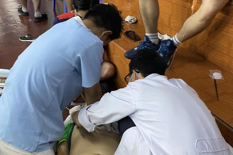 Một huấn luyện viên đột tử trên sân cầu lông- Ảnh 1.