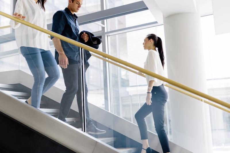 Chuyên gia Mỹ đánh giá: Không phải chạy hay bơi, đây là kiểu tập luyện cực hiệu quả cho người ngồi nhiều, chỉ 10 phút cũng đốt mỡ giảm cân- Ảnh 1.