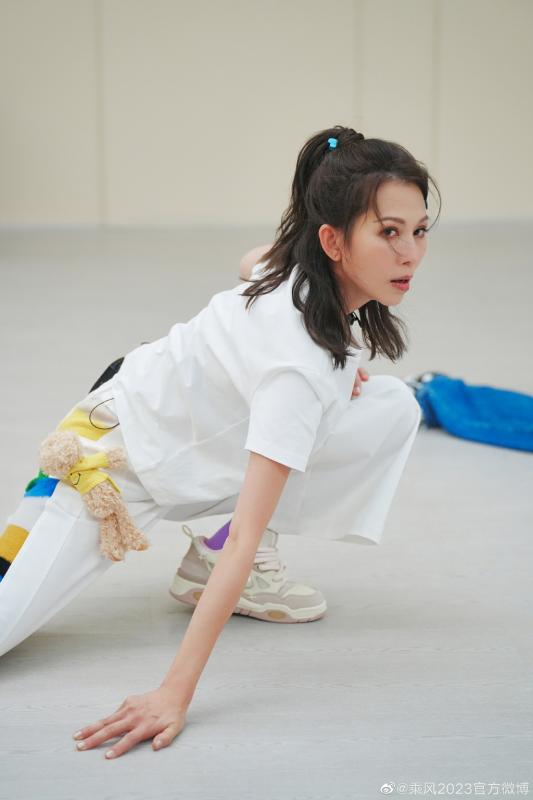 Á hậu làm nhân tình cho đại gia hơn 20 tuổi đi thi hát lấy lại hào quang, nhưng giọng thì "thảm họa"- Ảnh 2.