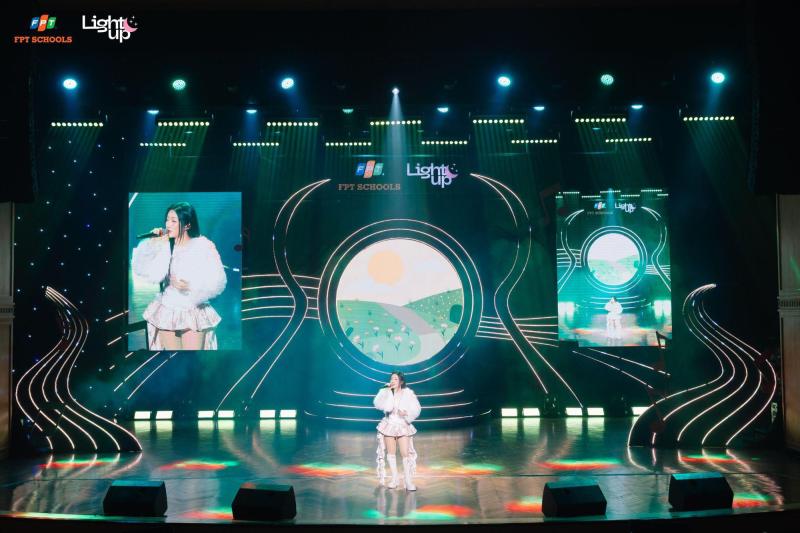 Chung kết toàn quốc Light Up 2025 thành đại nhạc hội tiếng Anh đỉnh cao, ca sĩ Orange cùng dàn Giám khảo phải "wow" liên tục!- Ảnh 3.