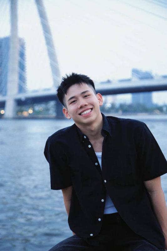 Trung úy QNCN Quang Thuấn - em trai Ánh Viên khoe visual chuẩn 