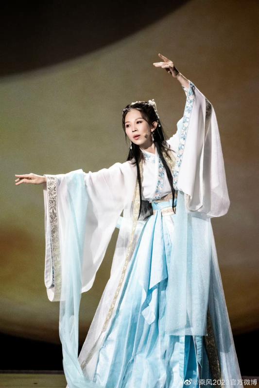 Á hậu làm nhân tình cho đại gia hơn 20 tuổi đi thi hát lấy lại hào quang, nhưng giọng thì "thảm họa"- Ảnh 1.