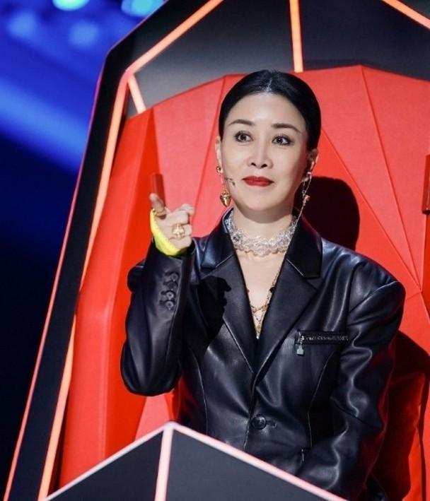 Nữ ca sĩ được ví như "quốc bảo âm nhạc": Bị tẩy chay vì văng tục, vướng scandal nghiêm trọng đài quốc gia xoá sổ- Ảnh 4.
