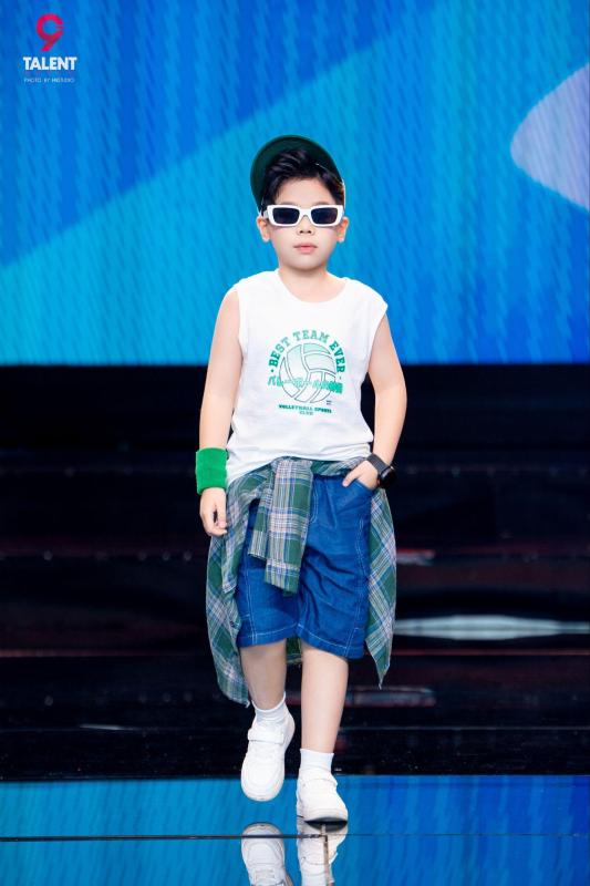 Dàn mẫu nhí “đổ bộ” sàn diễn Iconic Awards: Chiho biến runway thành sân chơi phong cách cực chất- Ảnh 4. Dàn mẫu nhí “đổ bộ” sàn diễn Iconic Awards: Chiho biến runway thành sân chơi phong cách cực chất- Ảnh 4.