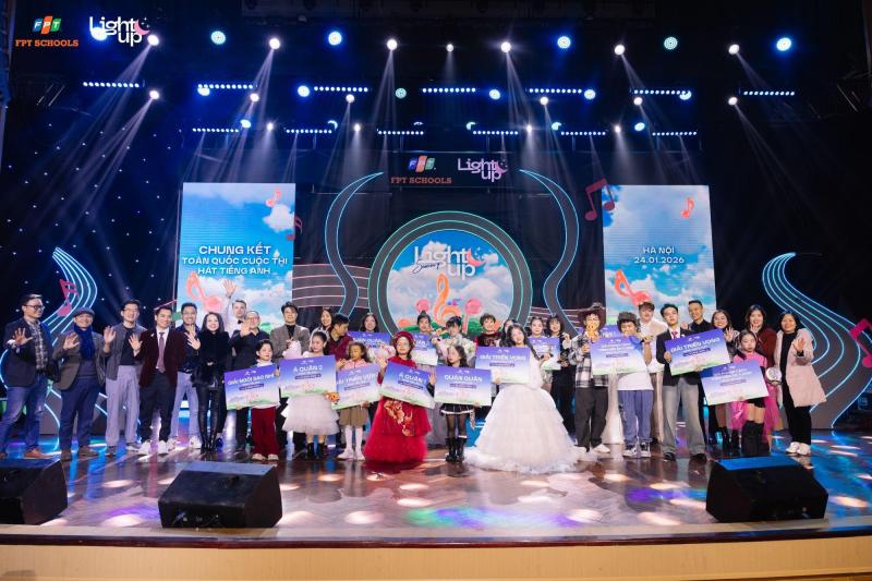 Chung kết toàn quốc Light Up 2025 thành đại nhạc hội tiếng Anh đỉnh cao, ca sĩ Orange cùng dàn Giám khảo phải "wow" liên tục!- Ảnh 6.