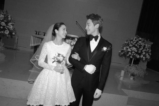 10 giây gây sốt của vợ chồng Kim Tae Hee - Bi Rain tại đám tang- Ảnh 6.