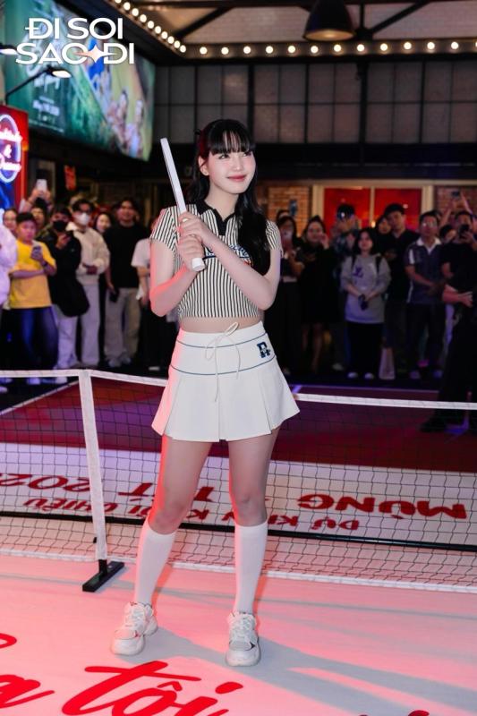Danh tính cô gái vừa bước ra sân pickleball đã khiến tất cả xuýt xoa: 