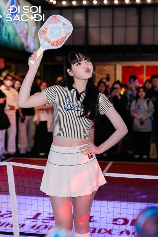 Danh tính cô gái vừa bước ra sân pickleball đã khiến tất cả xuýt xoa: 