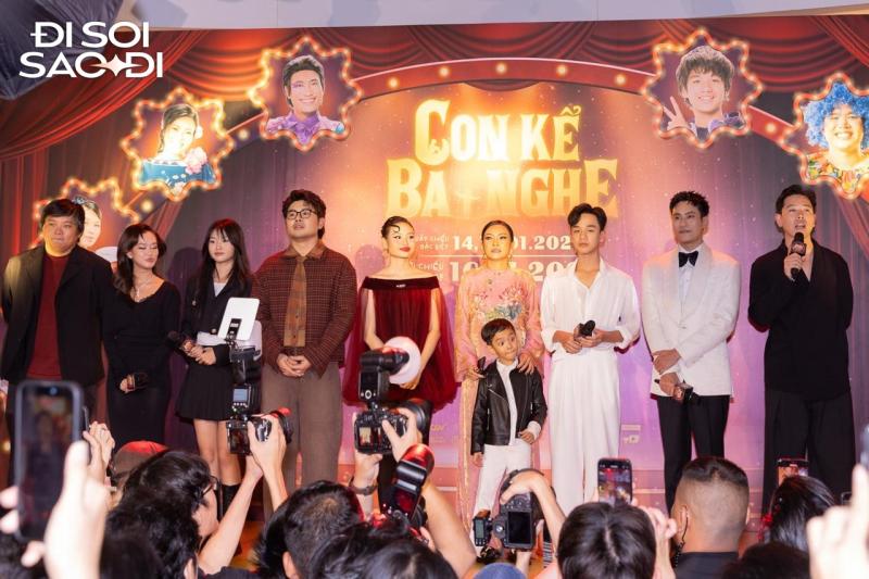 Thảm đỏ HOT nhất hôm nay: Ngọc Trinh xinh phát sáng, HIEUTHUHAI - Karik đẹp thế này biết chọn anh nào- Ảnh 1.