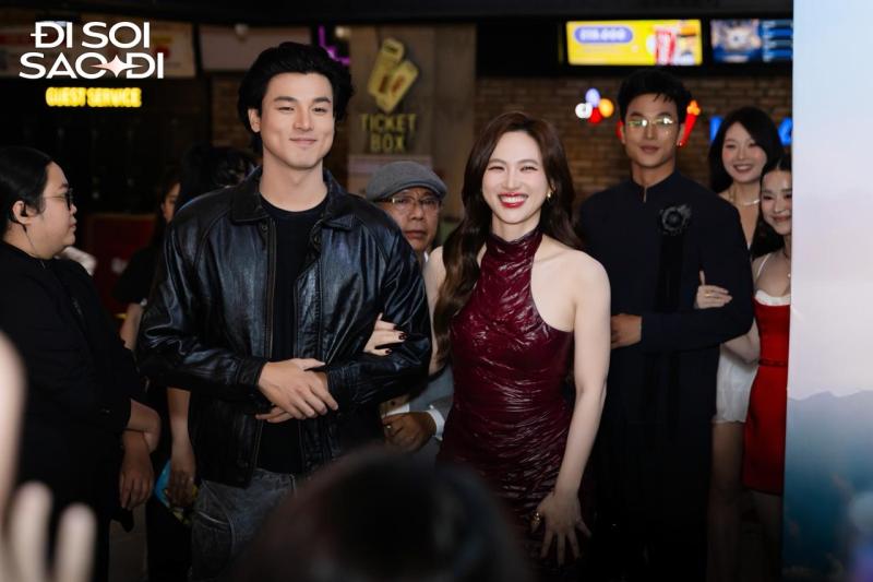 Bắt gặp Phương Anh Đào khoác tay trai lạ cực tình tứ, hoá ra là crush quốc dân điển trai ăn đứt Tuấn Trần- Ảnh 4.