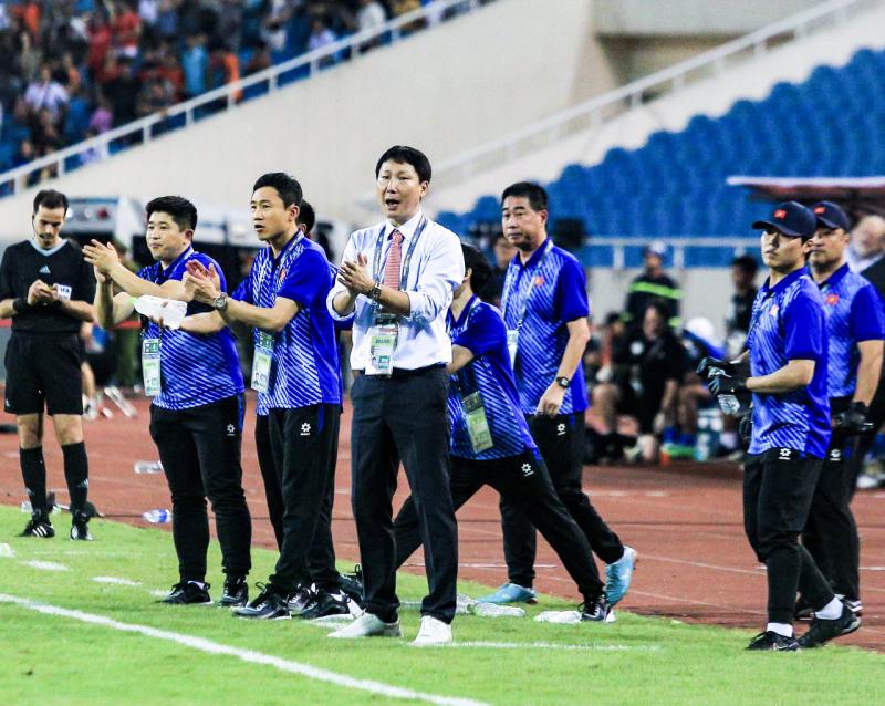 Sự trùng hợp đến khó tin: Ông Park Hang-seo đối đầu ông Troussier, cầu thủ bị nhận thẻ đỏ nay là HLV tuyển Việt Nam- Ảnh 4.