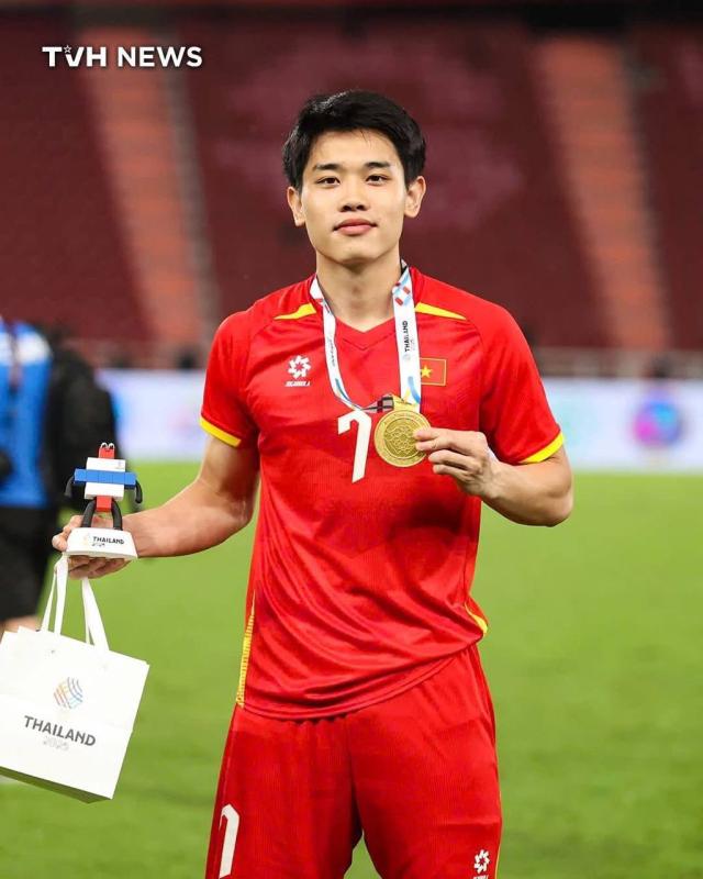 Rời sân cỏ, Đình Bắc có giao diện boy phố trông được phết!- Ảnh 4.