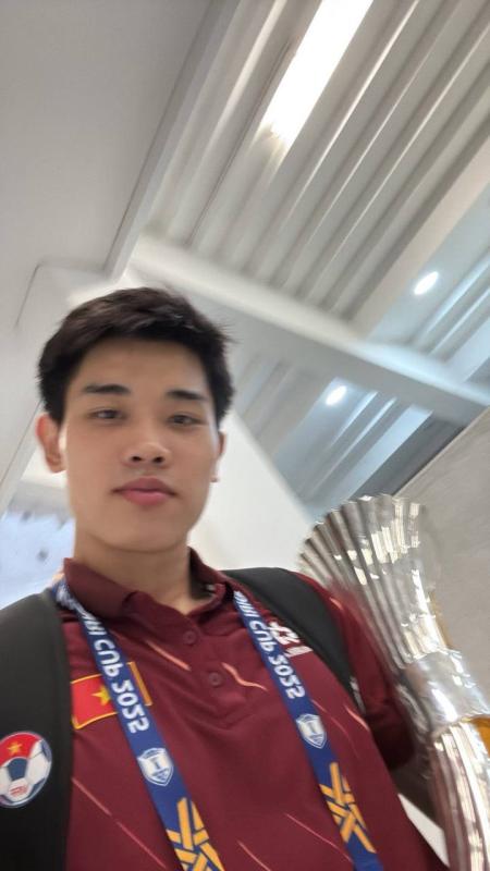Rời sân cỏ, Đình Bắc có giao diện boy phố trông được phết!- Ảnh 2.