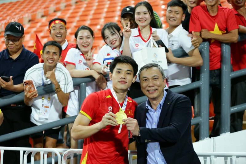 Rời sân cỏ, Đình Bắc có giao diện boy phố trông được phết!- Ảnh 3.