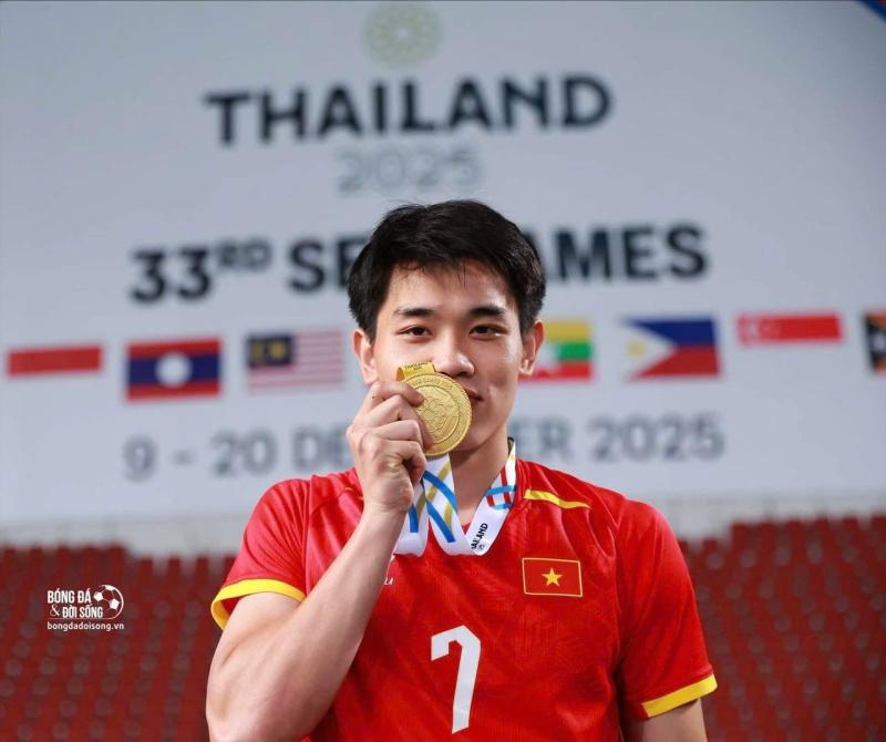 Rời sân cỏ, Đình Bắc có giao diện boy phố trông được phết!- Ảnh 5.