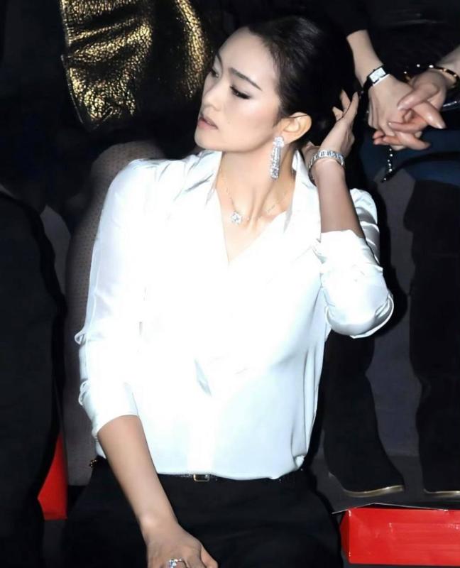 60 tuổi không ai được như minh tinh này: Thần thái quyền lực, mỉm cười vẫy tay một cái là triệu người nể nang- Ảnh 9.