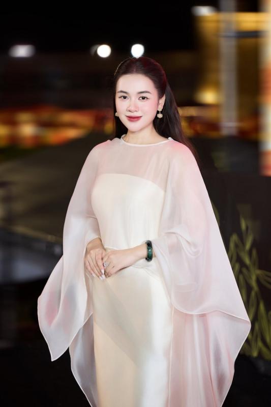 Cô gái “cưới chồng 3 miền” khiến cộng đồng mạng cãi nhau ỏm tỏi vì hát không hay bằng cô giáo- Ảnh 2.