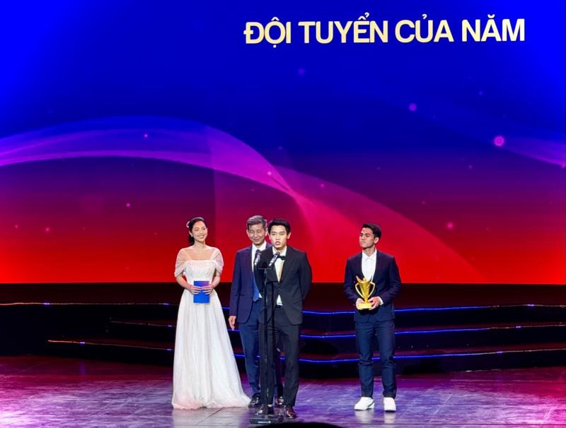 Đình Bắc diện vest bảnh bao cùng Khuất Văn Khang nhận giải Đội tuyển của năm tại Cúp chiến thắng 2025- Ảnh 2.
