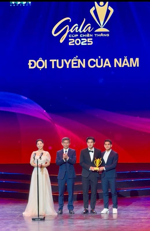 Đình Bắc diện vest bảnh bao cùng Khuất Văn Khang nhận giải Đội tuyển của năm tại Cúp chiến thắng 2025- Ảnh 1.