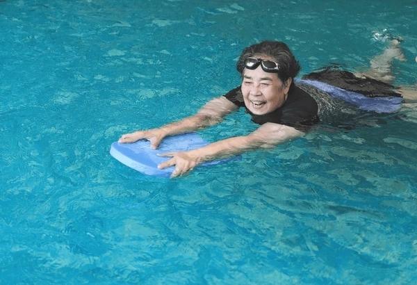 Tìm ra 4 bài tập tốt nhất để kéo dài tuổi thọ, đẩy lùi lão hóa hiệu quả cho người sau 50 tuổi: Không phải chạy bộ hay đạp xe- Ảnh 2.