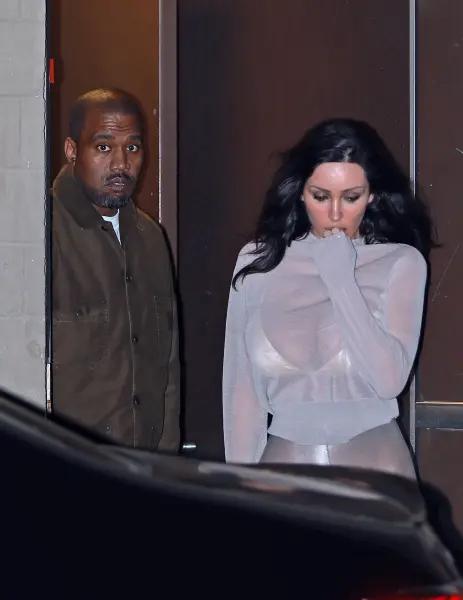Vợ Kanye West tiếp tục với thời trang gây sốc, đi tới đi lui như bức tượng bạc trần trụi- Ảnh 3. Vợ Kanye West tiếp tục với thời trang gây sốc, đi tới đi lui như bức tượng bạc trần trụi- Ảnh 3.