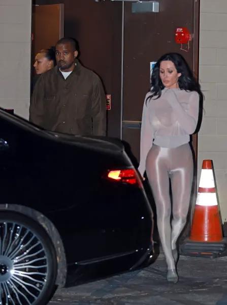 Vợ Kanye West tiếp tục với thời trang gây sốc, đi tới đi lui như bức tượng bạc trần trụi- Ảnh 1. Vợ Kanye West tiếp tục với thời trang gây sốc, đi tới đi lui như bức tượng bạc trần trụi- Ảnh 1.