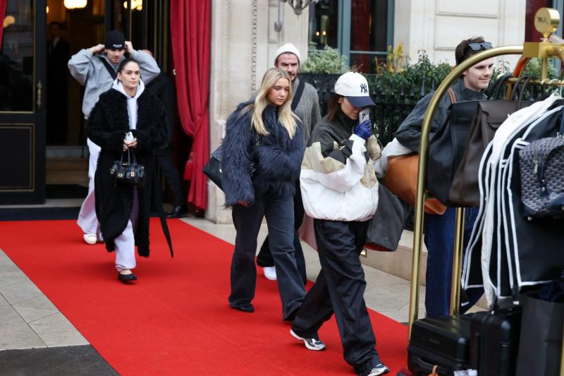 Túi Hermès với nhà Beckham chỉ là bao tải đựng đồ, nhìn cảnh gia đình khệ nệ đi du lịch mà choáng!- Ảnh 6.