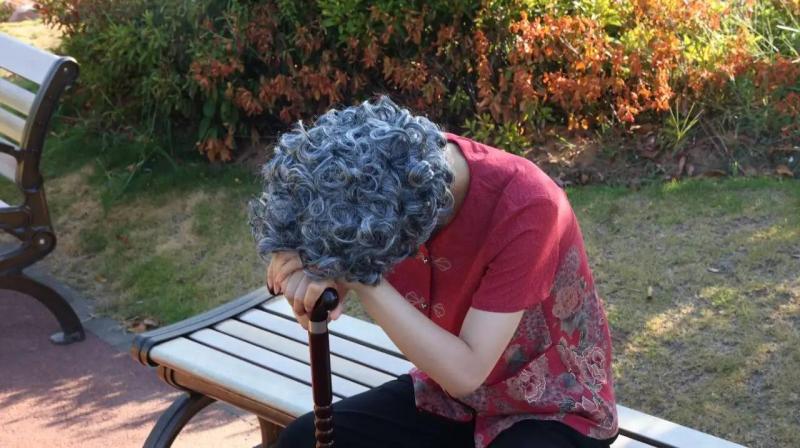 Khi người thân hay quên, chúng ta lại nghĩ đó là “già rồi” mà bỏ qua bệnh Alzheimer: Đừng chủ quan với 5 thay đổi này- Ảnh 2.