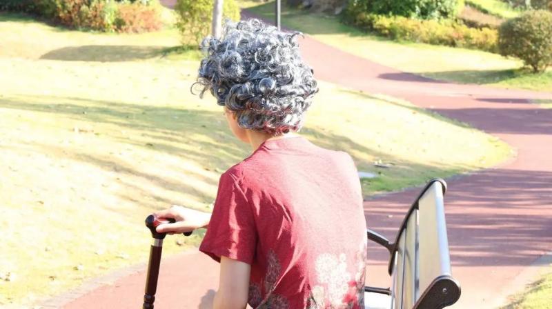 Khi người thân hay quên, chúng ta lại nghĩ đó là “già rồi” mà bỏ qua bệnh Alzheimer: Đừng chủ quan với 5 thay đổi này- Ảnh 4.