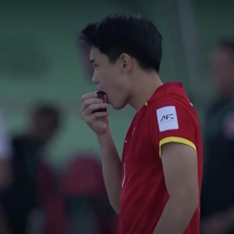 Viral khoảnh khắc hotboy Đình Bắc ăn táo cực thư giãn khi U23 Việt Nam thắng dễ U23 Jordan- Ảnh 2.
