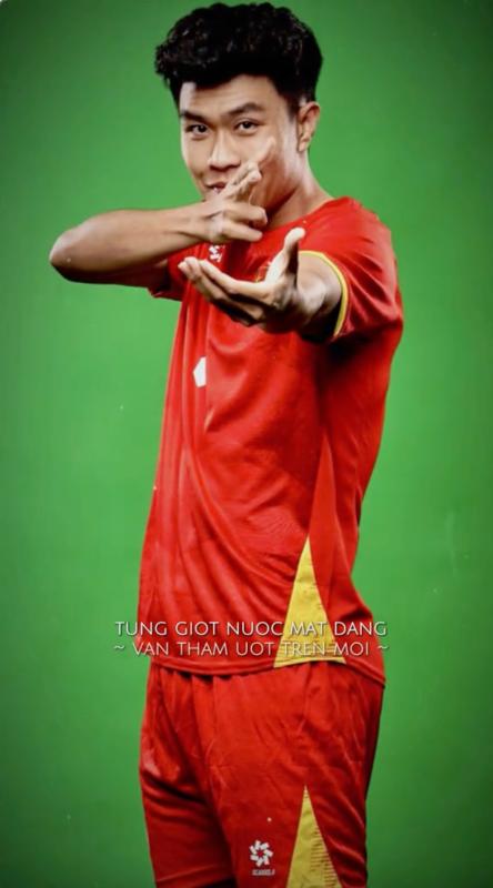 Đang thi đấu U23 châu Á, hotboy Lý Đức U23 Việt Nam vẫn tranh thủ 