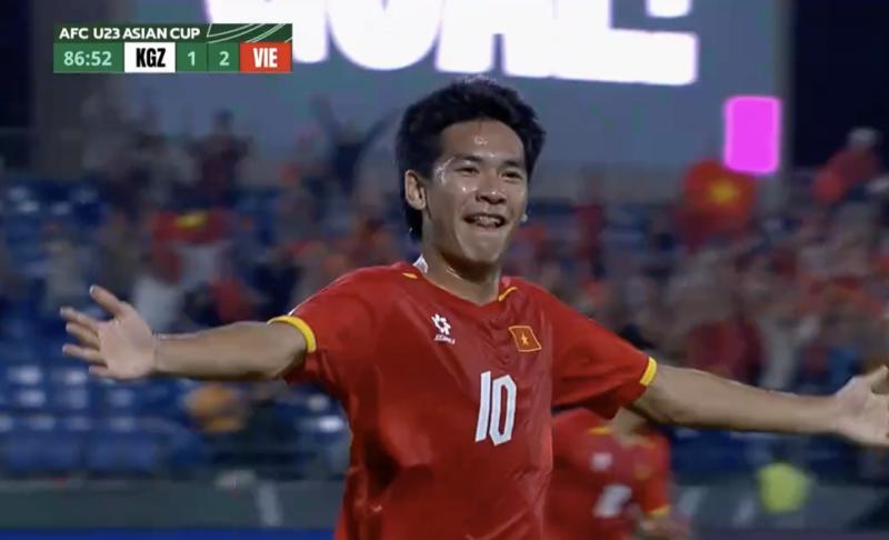 Người hùng U23 Việt Nam xuất hiện ngạo nghễ trên trang của FIFA- Ảnh 2.