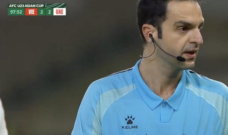 Trọng tài trận tứ kết căng não của U23 Việt Nam - U23 UAE áp lực cỡ nào, cứ nhìn ảnh này là rõ!- Ảnh 2.