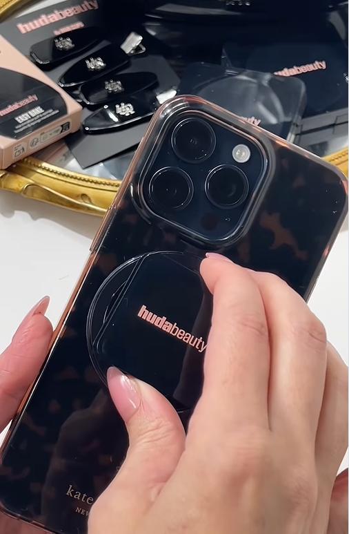 Nối bước Rhode, Huda Beauty khiến hội con gái đảo điên với giá đỡ điện thoại kiêm phấn phủ- Ảnh 4.