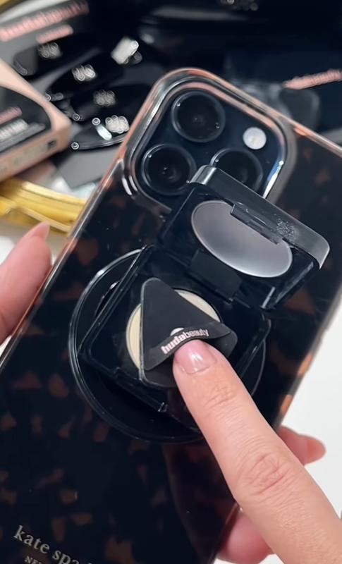 Nối bước Rhode, Huda Beauty khiến hội con gái đảo điên với giá đỡ điện thoại kiêm phấn phủ- Ảnh 5.