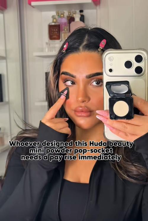 Nối bước Rhode, Huda Beauty khiến hội con gái đảo điên với giá đỡ điện thoại kiêm phấn phủ- Ảnh 7.