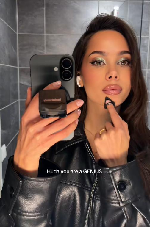 Nối bước Rhode, Huda Beauty khiến hội con gái đảo điên với giá đỡ điện thoại kiêm phấn phủ- Ảnh 8.