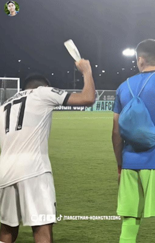 Cầu thủ U23 Kyrgyzstan tức giận ném cả iPhone 17 sau trận thua U23 Việt Nam- Ảnh 2.