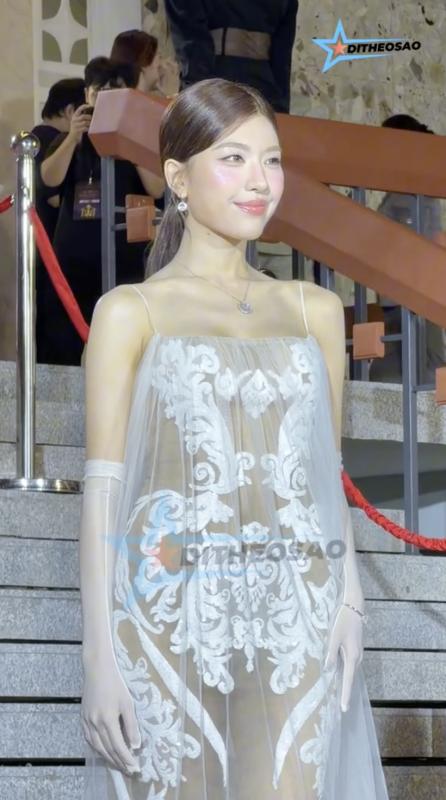 Chiếc váy 