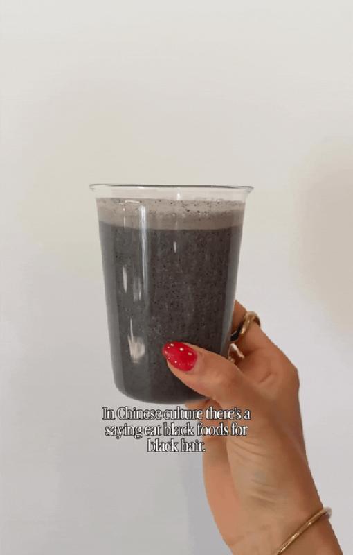Thứ nước màu đen không bắt mắt nhưng uống vào tóc đẹp thôi rồi: U60 đầu không tóc bạc cũng nhờ vậy- Ảnh 2.