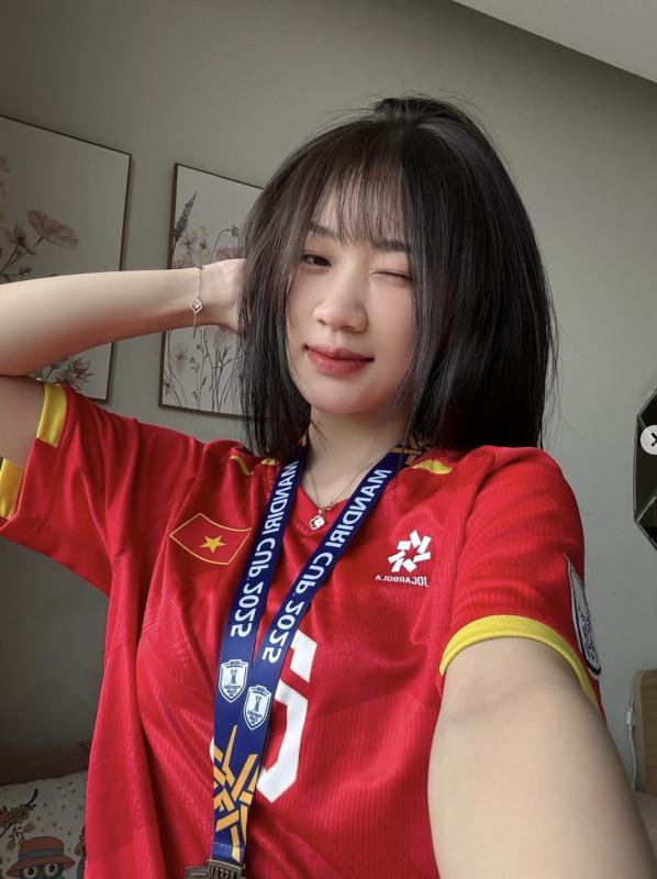 "Người hùng" U23 Việt Nam chiều bạn gái hết cỡ, vừa vào phòng thay đồ đã vội gọi điện báo tin vui chiến thắng- Ảnh 3.