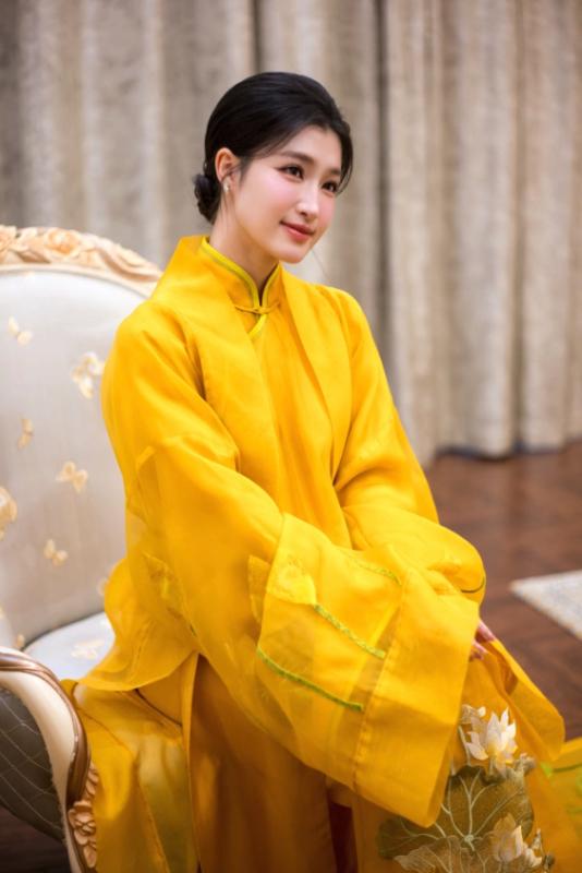 Cận cảnh cặp áo dài vàng toả ra 2 chữ "phúc khí" của vợ chồng Minh Hoàng - Phương Nhi- Ảnh 3.