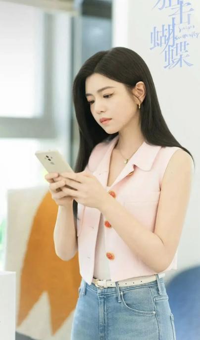 Đừng mải mê "hack tuổi", cứ nhìn Cao Viên Viên, Tống Giai và Trần Nghiên Hy mà xem: Phụ nữ ngoài 40 đẹp nhất là khi được "sống thật" trong bộ đồ mình mặc- Ảnh 31.