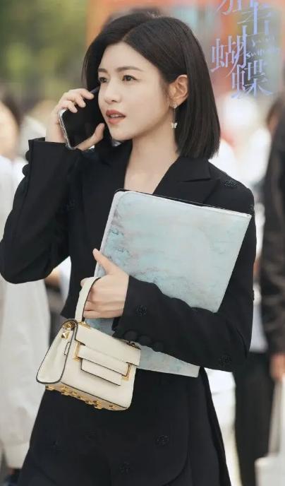 Đừng mải mê "hack tuổi", cứ nhìn Cao Viên Viên, Tống Giai và Trần Nghiên Hy mà xem: Phụ nữ ngoài 40 đẹp nhất là khi được "sống thật" trong bộ đồ mình mặc- Ảnh 30.