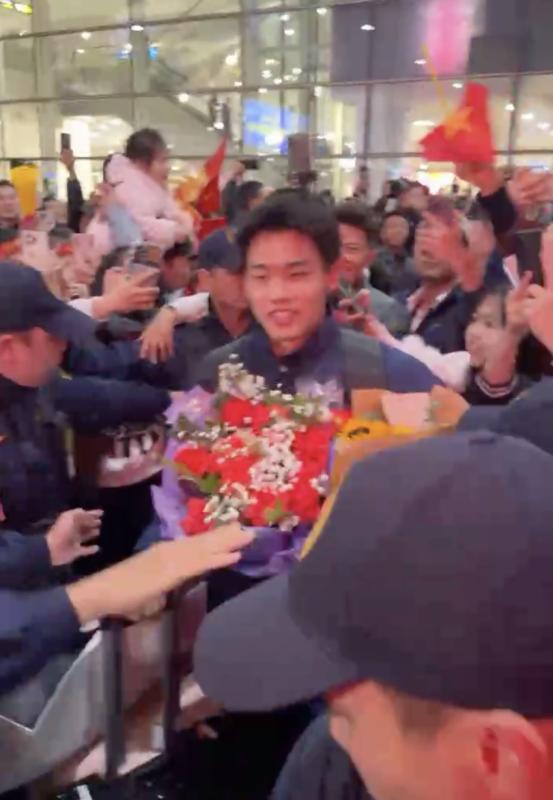 Chào đón những "chiến binh" U23 Việt Nam kiên cường mang huy chương đồng U23 châu Á về nước- Ảnh 11.