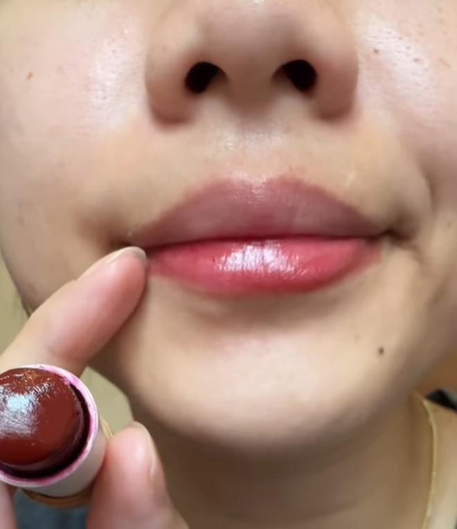 Thỏi son dưỡng 250k mà hút hơn 21 triệu lượt xem vì lên môi quá xinh, 20k comment toàn xin link mua điên cuồng- Ảnh 9.